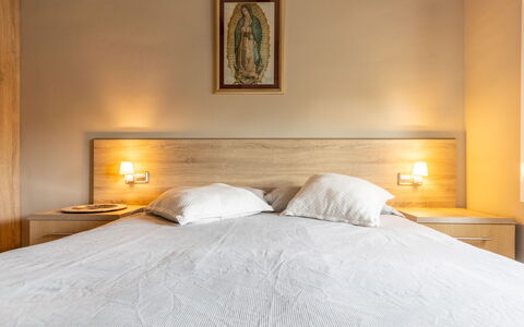 Villa Jardin: Mueble, Propiedad, Edificio, Comodidad, Madera, Lámpara, Marco De La Cama, Marco, Suelo, Casa