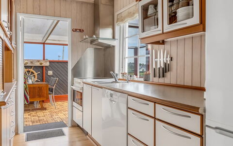 Teja - 100M from the Sea: Madera, Piso, Cocina, Diseño De Interiores, Suelo, Electrodoméstico, Mostrador, Manchas De Madera, Suelos De Madera, Gabinetes