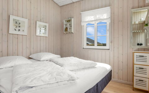 Teja - 100M from the Sea: Madera, Habitación, Cama, Suelo, Diseño De Interiores, Casa, Lecho, Sábana, Piso, Marco De La Cama