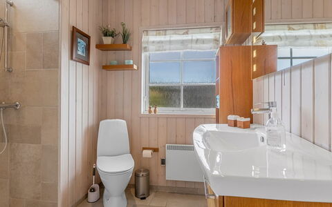 Teja - 100M from the Sea: Arreglo De Tubería, Piso, Diseño De Interiores, Madera, Suelo, Techo, Baño, Lavabo, Lavabo Del Baño, Grifo