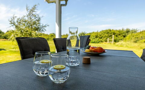 Ernesta - from the Sea: Hierba, Pradera, El Terreno Del Lote, Cabaña, Área Rural, Prado, Edificios Del Jardín, Jardín, Cobertizo