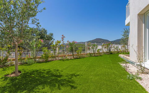 Le Lavandou 450: Jardín, Cobertura Del Suelo, Paisajismo, Césped, Sombra, Yarda, Eco Hotel, Patio Interior, Villa