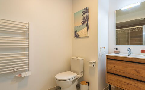 Le Lavandou 450: Asiento Del Baño, Piso, Diseño De Interiores, Arreglo De Tubería, Baño, Suelo, Lavabo Del Baño, Baño, Lavabo, Techo