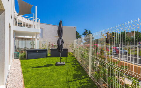 Le Lavandou 450: Jardín, Cerca, Césped, Paisajismo, Césped Artificial, Yarda, Sombra, Inicio De Esgrima, Patio Interior, Patio