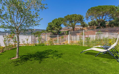 Le Lavandou 450: Hierba, Verde, Jardín, El Terreno Del Lote, Césped, Cobertura Del Suelo, Paisajismo, Patio Interior, Sombra, Yarda
