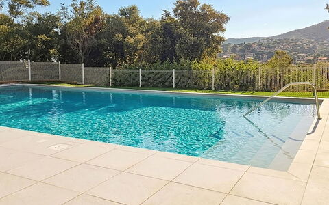 Le Lavandou 450: Piscina, Azul, Agua, Material Compuesto, Sombra, Recurso, Loseta, Fuente De Agua, Paisajismo, Jardín