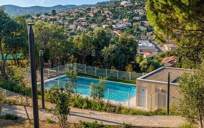 Le Lavandou 450: Piscina, Barrio Residencial, Material Compuesto, Recurso, Sombra, Inmuebles, Eco Hotel, Jardín, Paisajismo, Hacienda