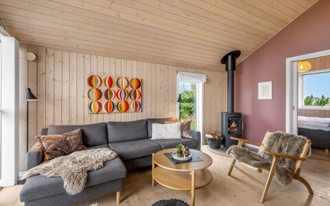 Effie - 500M from the Sea: Piso, Mueble, Diseño De Interiores, Madera, Suelo, Suelos De Madera, Techo, Sala, Casa, Habitación