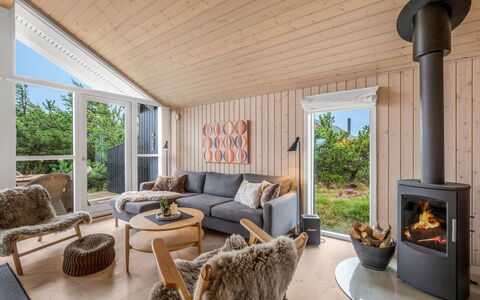 Effie - 500M from the Sea: Madera, Piso, Suelo, Diseño De Interiores, Techo, Mueble, Casa, Sala, Suelos De Madera, Madera Dura
