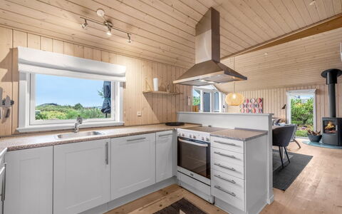 Effie - 500M from the Sea: Piso, Madera, Cocina, Suelo, Techo, Diseño De Interiores, Mostrador, Aparato De Cocina, Suelos De Madera, Electrodoméstico