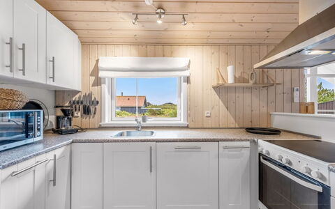 Effie - 500M from the Sea: Madera, Piso, Suelo, Cocina, Diseño De Interiores, Techo, Mostrador, Casa, Gabinetes, Aparato De Cocina
