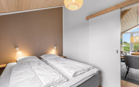 Effie - 500M from the Sea: Madera, Techo, Diseño De Interiores, Cama, Habitación, Marco De La Cama, Lecho, Sábana, Habitación, Linos