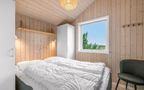 Effie - 500M from the Sea: Madera, Habitación, Casa, Cama, Techo, Lecho, Madera Dura, Marco De La Cama, Manchas De Madera, Tablón