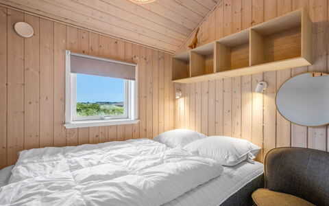 Effie - 500M from the Sea: Madera, Habitación, Cama, Lecho, Sábana, Marco De La Cama, Madera Dura, Tablón, Manchas De Madera, Diseño