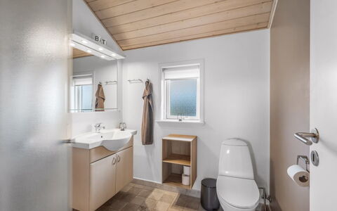 Effie - 500M from the Sea: Arreglo De Tubería, Madera, Piso, Suelo, Lavabo, Techo, Diseño De Interiores, Baño, Plomería, Grifo