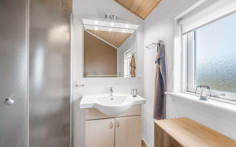 Effie - 500M from the Sea: Arreglo De Tubería, Diseño De Interiores, Piso, Madera, Suelo, Techo, Lavabo Del Baño, Lavabo, Baño, Grifo