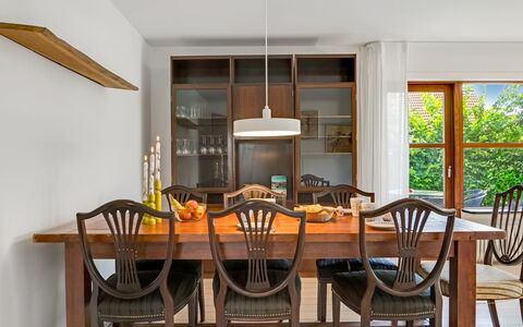 Ilmo - 1.9Km from the Sea: Mueble, Diseño De Interiores, Mesa, Madera, Comedor, Piso, Silla, Cocina Y Comedor Mesa, Lámpara, Techo