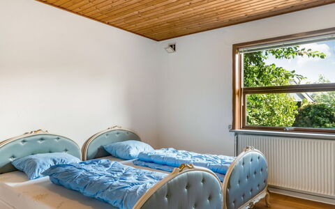 Ilmo - 1.9Km from the Sea: Diseño De Interiores, Cama, Habitación, Mueble, Madera, Piso, Sábana, Lecho, Techo, Suelo