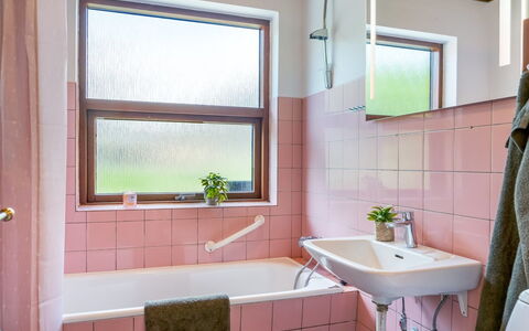 Ilmo - 1.9Km from the Sea: Arreglo De Tubería, Baño, Plomería, Grifo, Diseño De Interiores, Rosado, Lavabo, Loseta, Lavabo Del Baño, Bañera