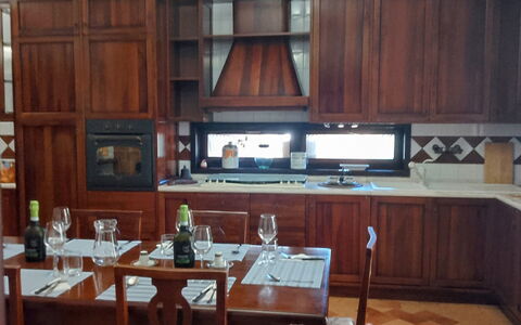 Villa Ginevra: Mueble, Piso, Diseño De Interiores, Madera, Gabinetes, Suelo, Encendiendo, Lámpara, Cocina, Mostrador