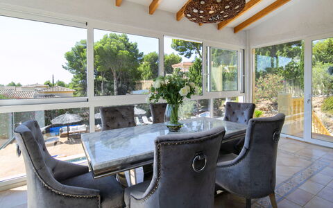 Gekko: Mueble, Diseño De Interiores, Silla, Mesa, Madera, Piso, Cocina Y Comedor Mesa, Suelo, Comedor, Encendiendo