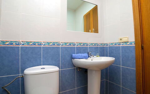 Gekko: Azul, Arreglo De Tubería, Piso, Suelo, Baño, Plomería, Loseta, Diseño De Interiores, Lavabo, Grifo
