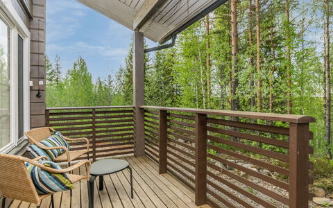 Joutsen: Mueble Para Exteriores, Arbusto, Casa, Mesa Al Aire Libre, Mueble, Casa, Jardín, Césped, Patio Interior, Inmuebles