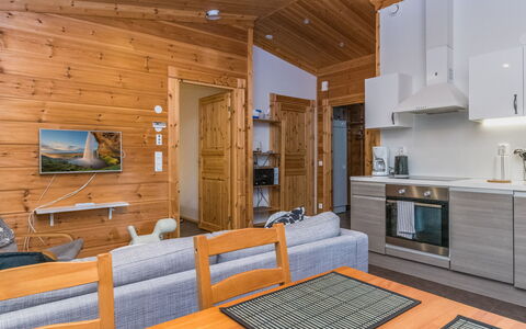 Joutsen: Mueble Para Exteriores, Arbusto, Casa, Mesa Al Aire Libre, Mueble, Casa, Jardín, Césped, Patio Interior, Inmuebles