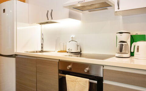 Ahma: Aparato De Cocina, Cocina, Mostrador, Gabinetes, Electrodoméstico, Diseño De Interiores, Mueble, Piso, Madera, Electrodoméstico