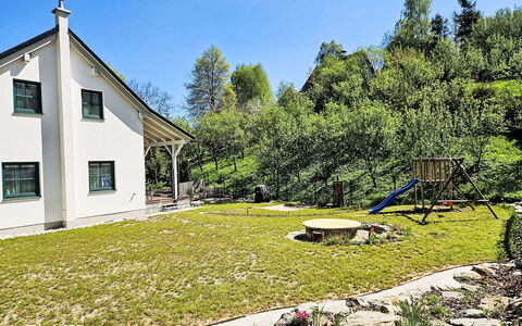 Casa Lenka: Casa, Casa, Cabaña, Arbusto, Jardín, Césped, Inmuebles, Casa De Campo, Yarda, Paisajismo