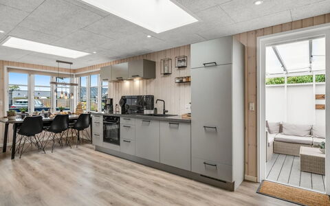 Urda - 50M from the Sea: Piso, Diseño De Interiores, Madera, Techo, Suelo, Cocina, Mueble, Departamento, Mostrador, Habitación