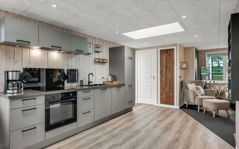 Urda - 50M from the Sea: Madera, Techo, Piso, Cocina, Diseño De Interiores, Mueble, Suelo, Habitación, Departamento, Mostrador