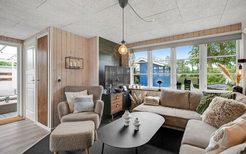 Urda - 50M from the Sea: Madera, Mueble, Diseño De Interiores, Sofá, Piso, Suelo, Sala, Techo, Habitación