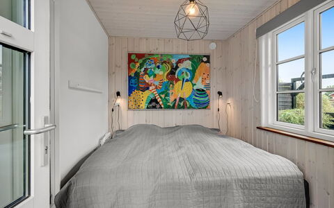 Urda - 50M from the Sea: Madera, Diseño De Interiores, Piso, Suelo, Habitación, Techo, Habitación, Mueble, Cama, Manchas De Madera