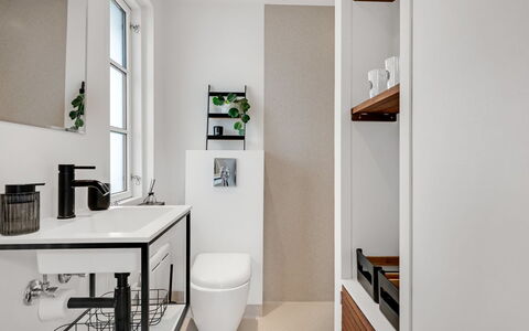 Urda - 50M from the Sea: Diseño De Interiores, Pared, Piso, Suelo, Arreglo De Tubería, Mueble, Mueble De Baño, Baño, Casa, Habitación