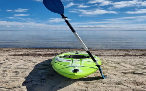 Urda - 50M from the Sea: Mueble, Mueble Para Exteriores, Vajilla, Mesa, Drinkware, Silla, Mesa Al Aire Libre, Comida, Botella