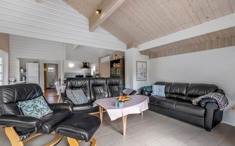 Blesse - 500M to the Fjord: Diseño De Interiores, Madera, Mueble, Techo, Sofá, Sala, Piso, Casa, Suelo, Habitación