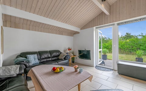 Blesse - 500M to the Fjord: Diseño De Interiores, Madera, Piso, Techo, Suelo, Mueble, Habitación, Casa, Sofá, Sala