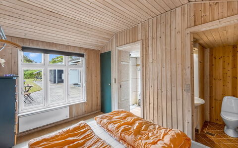 Blesse - 500M to the Fjord: Madera, Habitación, Techo, Suelo, Piso, Diseño De Interiores, Cama, Habitación, Sábana, Marco De La Cama