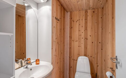 Blesse - 500M to the Fjord: Piso, Pared, Madera, Suelo, Diseño De Interiores, Arreglo De Tubería, Techo, Lavabo Del Baño, Baño, Habitación