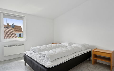 Fani - 150M from the Sea: Habitación, Madera, Suelo, Cama, Piso, Lecho, Sábana, Techo, Diseño De Interiores, Marco De La Cama