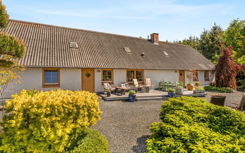 Elia - 5Km to the Fjord: Casa, Techo, Casa, Puerta, Cabaña, Sombra, Jardín, Cobertura Del Suelo, Porche, Yarda