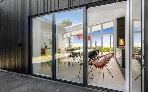 Nille - 30M from the Sea: Madera, Casa, Porche, Cubierta, Madera Dura, Techo, Manchas De Madera, Suelos De Madera, Eco Hotel