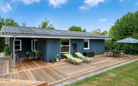 Ellie - 500M from the Sea: Cabaña, Patio Interior, Yarda, Edificios Del Jardín, Cobertizo, Vía Muerta, Mueble Para Exteriores, Cuarto De Troncos, Estructura Al Aire Libre, Choza