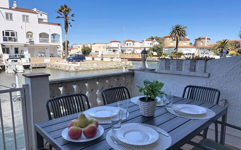 Cilia: Mueble, Departamento, Silla, Mueble Para Exteriores, Mesa Al Aire Libre, Balcón, Cocina Y Comedor Mesa, Loseta, Sombra, Planta De Casa
