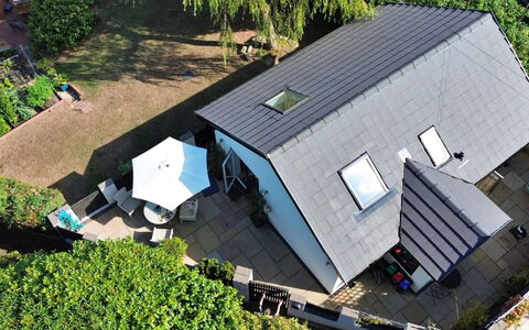 Torino Lodge: Techo, Casa, Casa, Arbusto, Cabaña, Energía Solar, Sombra, Jardín, Energía Solar