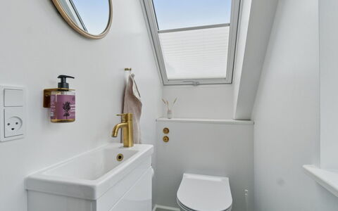 Hermine - 250M from the Sea: Baño, Arreglo De Tubería, Diseño De Interiores, Piso, Baño, Suelo, Plomería, Grifo, Lavabo, Casa