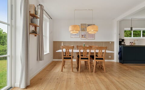 Hermine - 250M from the Sea: Mueble, Piso, Suelos De Madera, Suelo, Diseño De Interiores, Madera, Techo, Suelo Laminado, Cocina Y Comedor Mesa, Comedor