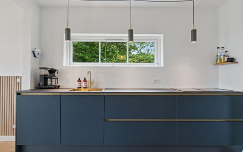 Hermine - 250M from the Sea: Diseño De Interiores, Cocina, Piso, Aparato De Cocina, Mostrador, Gabinetes, Lámpara, Electrodoméstico, Pintar