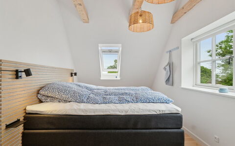 Hermine - 250M from the Sea: Habitación, Madera, Cama, Lecho, Suelo, Piso, Diseño De Interiores, Mueble, Linos, Sábana